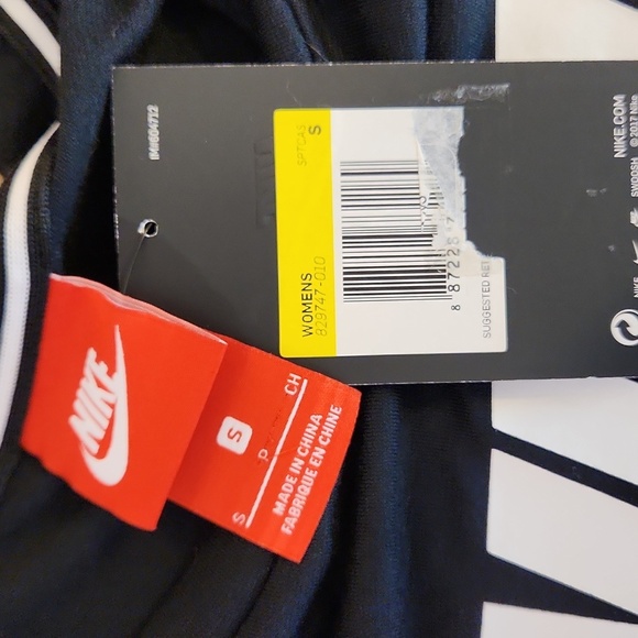 NWT NIKE Sportswear Essentials Women’s Logo T-Shirt, size S - Picture 4 of 8